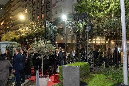 La llegada de los invitados a la embajada