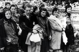 La llegada de los judíos húngaros a Auschwitz-Birkenau, en la Polonia ocupada por los alemanes, junio de 1944. Entre el 2 de mayo y el 9 de julio, más de 430.000 judíos húngaros fueron deportados a Auschwitz (Foto de Galerie Bilderwelt/Getty Images)
