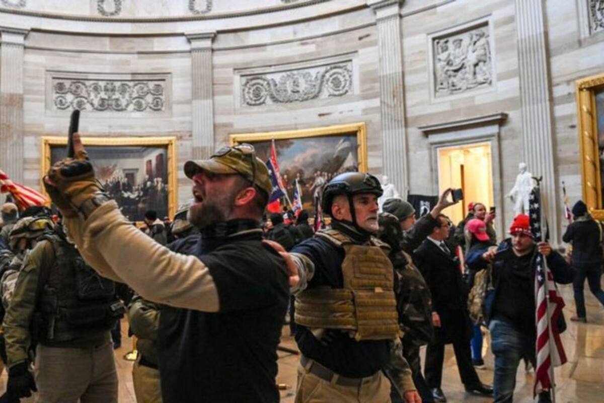 La llegada de los manifestantes obligó a los congresistas a suspender la sesión. Trump compartió un video en Twitter en el que les pidió a sus seguidores que se marcharan a casa, no sin antes insistir en su idea de que las elecciones fueron "un robo"