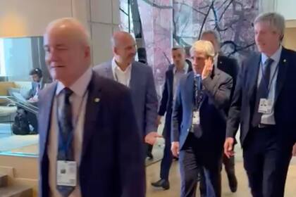 La llegada de Luis Caputo a un hotel en Washington para un encuentro con inversores.