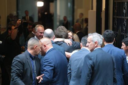 La llegada de Milei junto con la comitiva antes del acto.