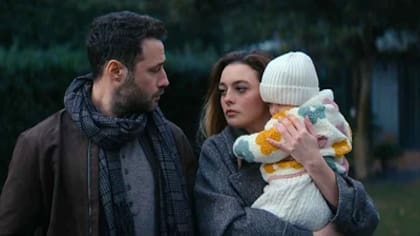 La llegada de Nazlı a la vida de la familia no es ninguna casualidad, ya que la niñera guarda un vínculo oculto con İlker, el esposo de Funda(Foto: Netflix)