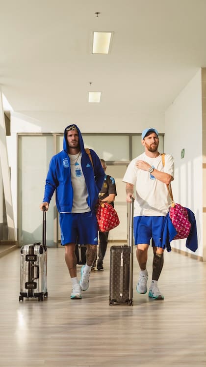 La llegada de Rodrigo De Paul y Lionel Messi a Barranquilla con el mismo bolso (Foto/Instagram: @leomessi)