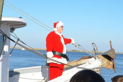 La llegada de Santa Claus en barco es una manera de rendir homenaje a esa historia. Foto: X/Canva.