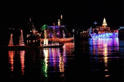 La llegada de Santa Claus en barco se celebra cada año como parte de la “Apalachicola Christmas Celebration”