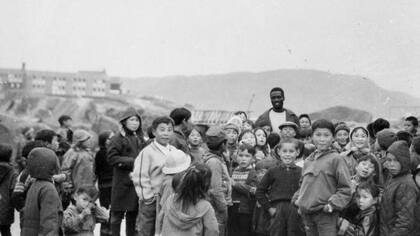 La llegada de Tété-Michel a Qaqortoq fue todo un acontecimiento para la población, en especial para los niños.