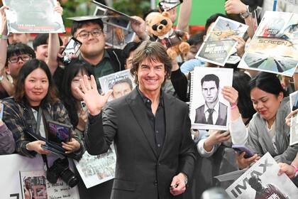 La llegada de Tom Cruise a Corea causó furor. En la imagen, el actor rodeado de fans que quieren una foto con él o su autógrafo