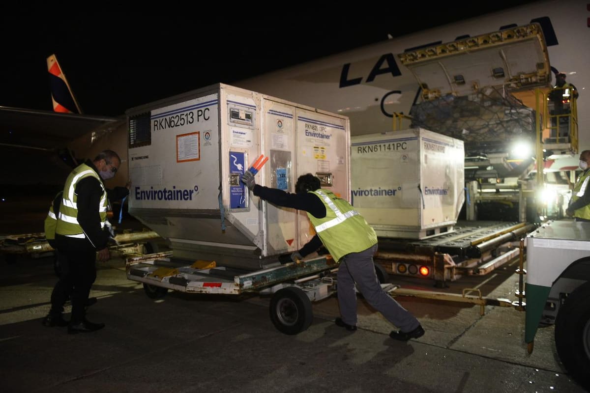 La llegada de vacunas AstraZeneca, en un vuelo cargo de Latam