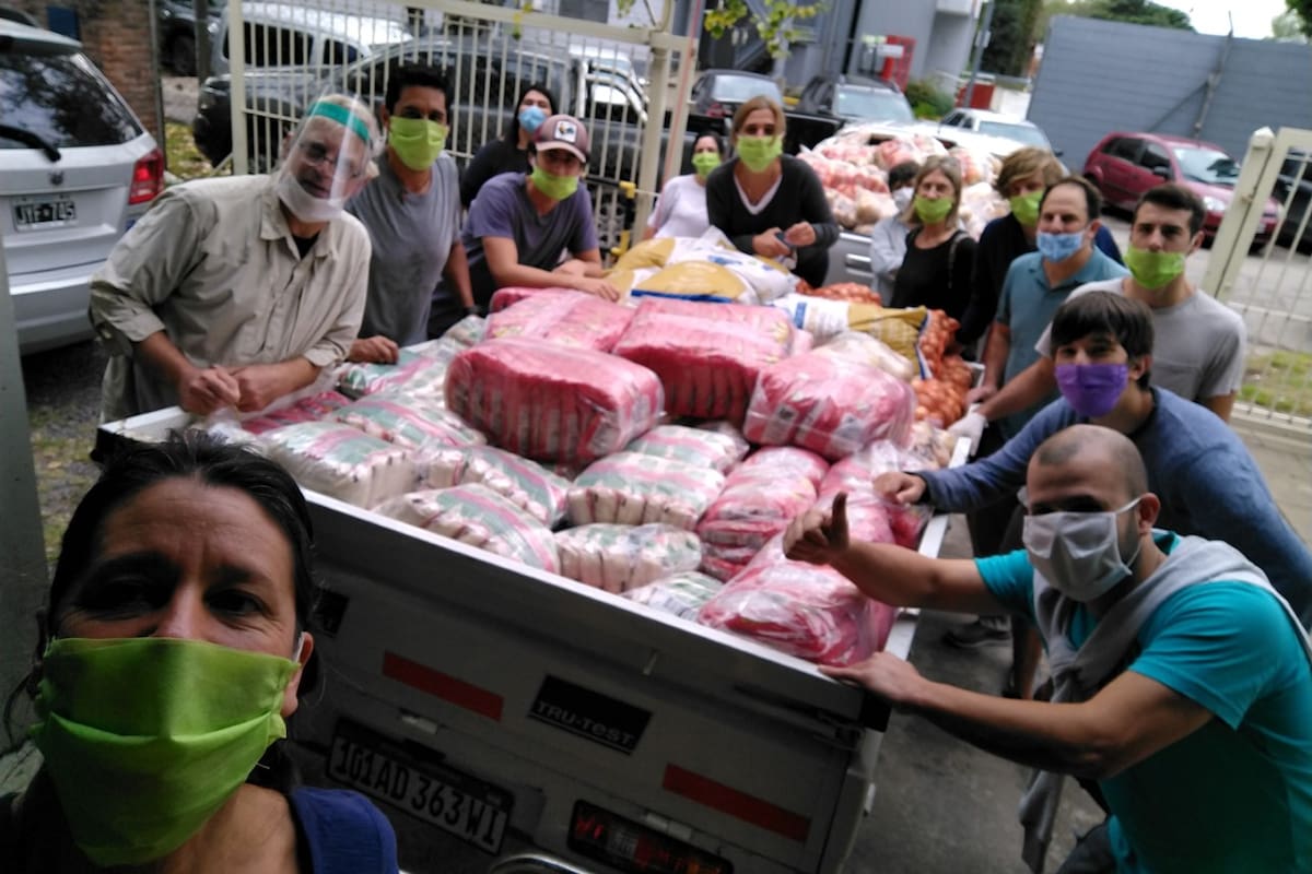 La llegada del coronavirus llevó a varias ONG a ocuparse de la tarea urgente de proveer de alimentos a hogares que están bajo la línea de la pobreza