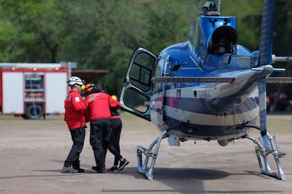La llegada del helicóptero de rescate a Santa Rosa de Calamuchita con tres chicos del contingente varado en el Cerro Champaquí