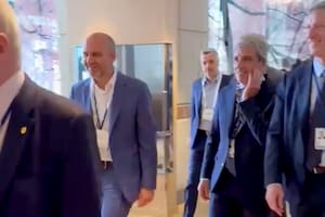 La llegada del ministro Luis Caputo a un hotel en Washington para un encuentro con inversores.