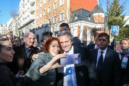Alberto Fernández llegó a Madrid para buscar el apoyo Pedro Sánchez y el rey Felipe VI