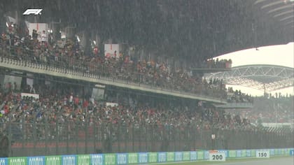 La lluvia alteró la programación del Gran Premio de Bahréin en Malasia; hubo vuelta previa, pero se demora la carrera.