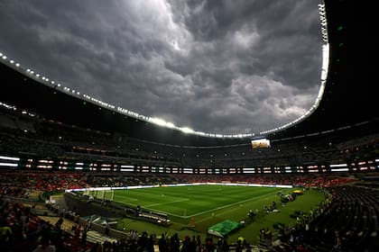 La lluvia cae mientras los aficionados esperaban al partido de dieciseisavos de final de la Copa Mundial de la FIFA 2026 entre México y Ecuador, celebrado en el Estadio Ciudad de México