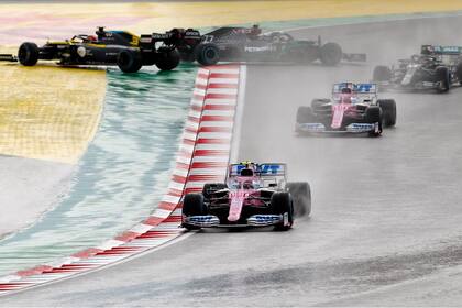 La lluvia complicó la largada y un toque entre Ocon y Ricciardo le abrió el camino a la consagración a Hamilton