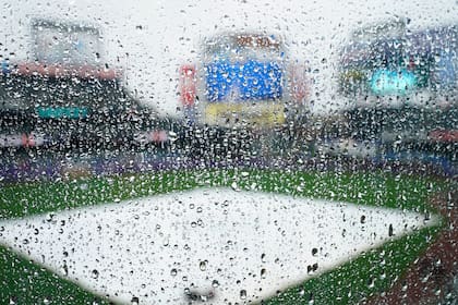 La lluvia cubre un protector de plástico en la zona superior de las tribunas en el Citi Field tras la cancelación del partido entre los Mets de Nueva York y los Bravos de Atlanta, el domingo 30 de mayo de 2021, en Nueva York. (AP Foto/Kathy Willens)