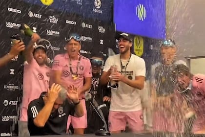 La lluvia de champagne en plena conferencia de prensa para Gerardo Martino, después de la consagración de Inter Miami en la Leagues Cup