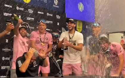 La lluvia de champagne en plena conferencia de prensa para Gerardo Martino, después de la consagración en la Leagues Cup