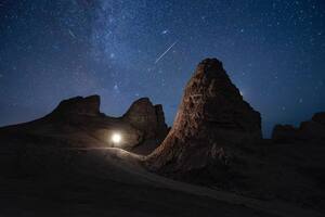 La lluvia de meteoritos Perseidas ilumina el cielo nocturno sobre las formaciones de Eboliang Yardang el 12 de agosto de 2022 en la prefectura autónoma mongola y tibetana de Haixi, provincia china de Qinghai