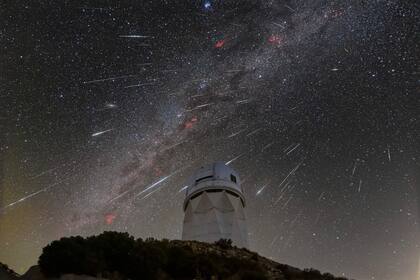 La lluvia de meteoros Gemínidas consisten en destellos veloces y multicolores que se ven en el firmamento nocturno