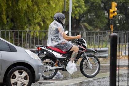 La lluvia en la ciudad sorprendió a todos por su intensidad: sigue la alerta amarilla