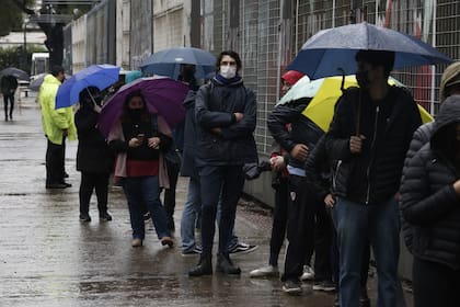 La lluvia no bastó para detener el entusiasmo de los hinchas en las adyacencias del Monumental