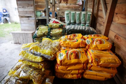La lluvia no permitió prender el fuego, pero reparten mercadería para asistir de todos modos.