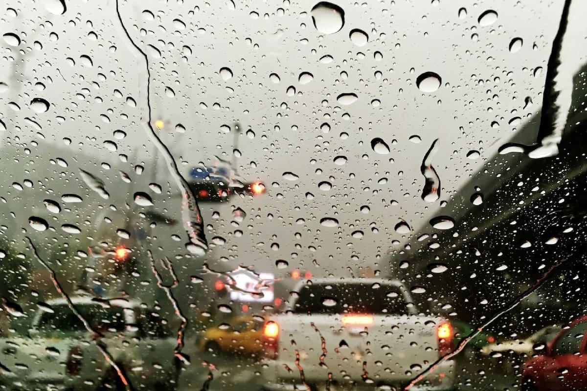 La lluvia puede complicar la circulación por la calles de los centros urbanos.