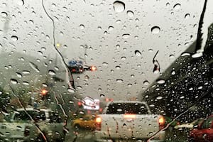 La lluvia puede complicar la circulación por la calles de los centros urbanos.
