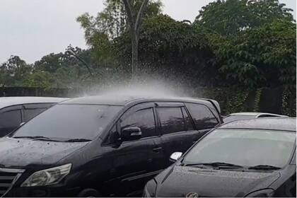 La lluvia que mojó un solo auto en un estacionamiento de Singapur
Foto: Instagram @uryanriana