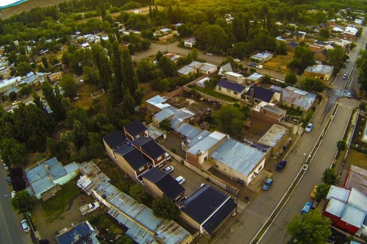 La localidad se encuentra aislada y se cree que un asado fue el que propagó la enfermedad en la ciudad, que ya tiene dos muertos y 19 afectados por su causa