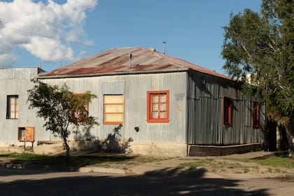 La localidad tiene calles tranquilas y casas con paredes de chapa.