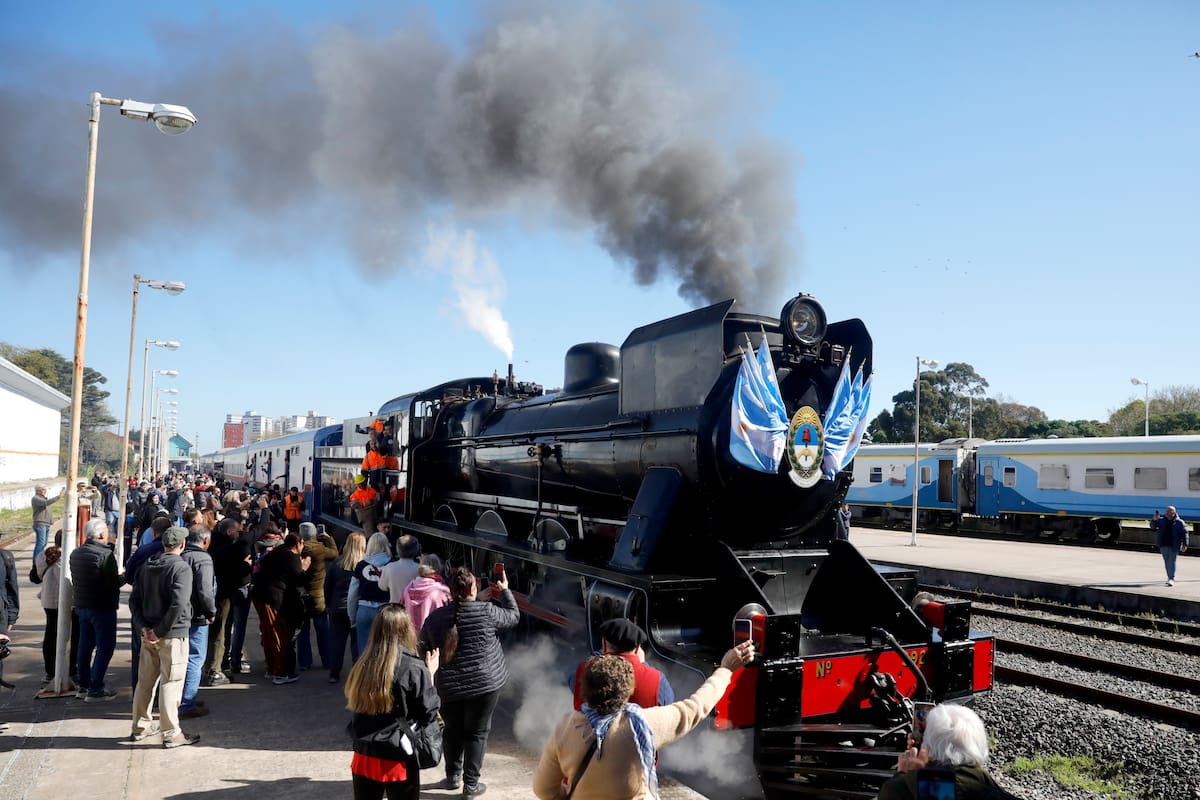 La locomotora 3925 fue recibida por turistas y locales hoy en Mar del Plata