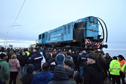 La locomotora al pasar el sabado último por la Ruta Nacional 3 a la altura de Caleta Olivia, Santa Cruz.-