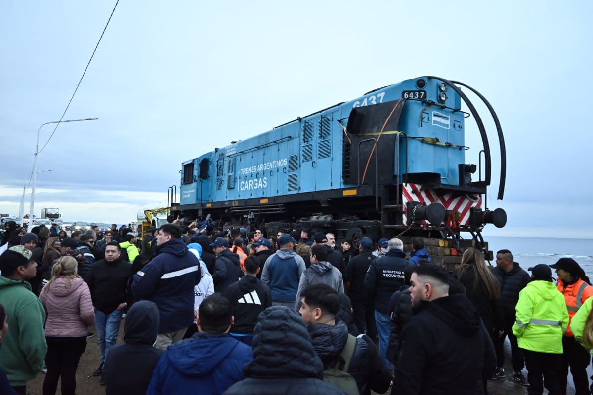 La locomotora al pasar por la ruta nacional 3 a la altura de Caleta Olivia, Santa Cruz