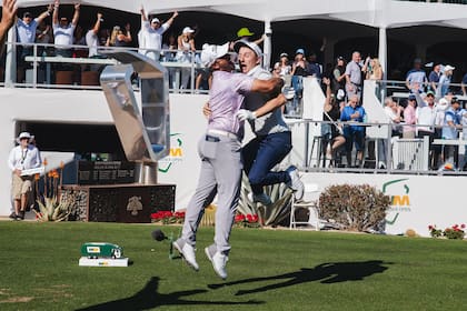 La locura de Emiliano Grillo (de remera blanca) al celebrar su tiro mágico en el 16