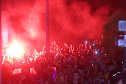 La locura de los hinchas del Galatasaray turco para recibir a la familia de Wanda Nara y Mauro Icardi