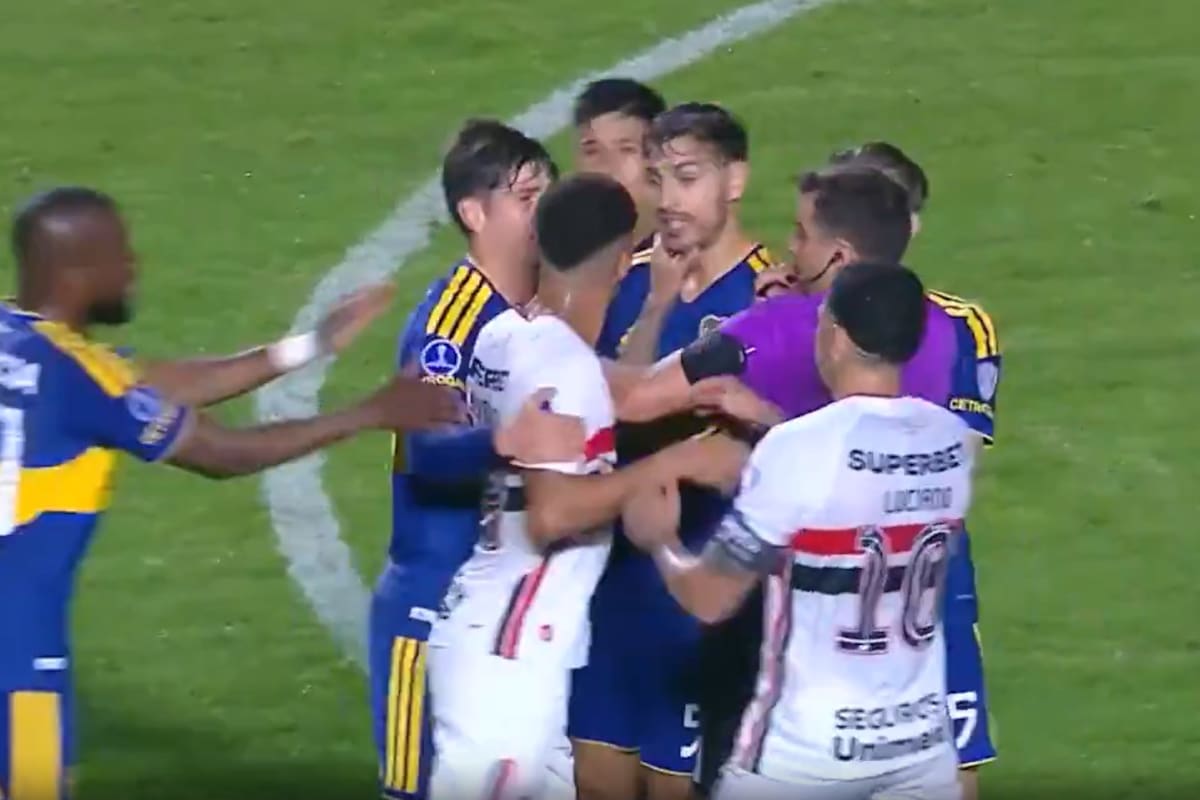 La locura de los jugadores de San Pablo contra Leandro Paredes en el final del partido en el Morumbi