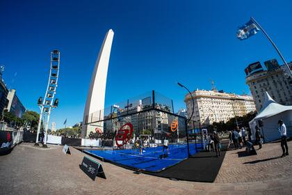 La locura por el pádel empujó a montar una cancha en el Obelisco para hacer una exhibición que convocó a jugadores como Federico Chingotto, que integra la segunda mejor pareja del mundo junto a Alejandro Galán