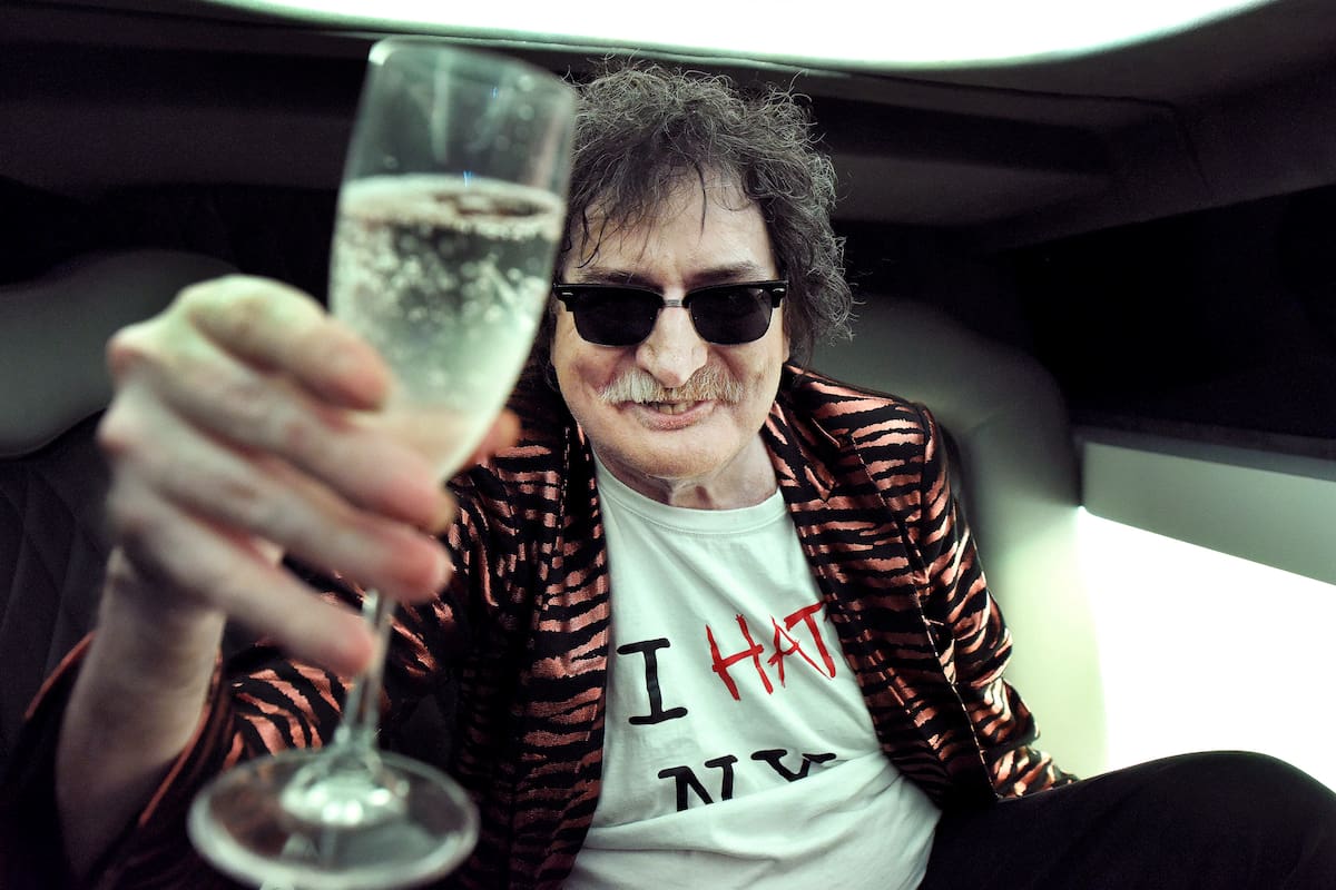 La lógica del escorpión promete 13 temas que mezclan lo inédito con reversiones de famosos temas de músicos como Luis Alberto Spinetta y hasta John Lennon