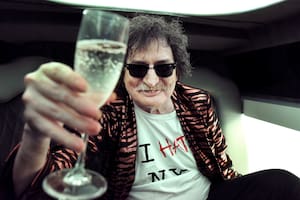 La lógica del escorpión promete 13 temas que mezclan lo inédito con reversiones de famosos temas de músicos como Luis Alberto Spinetta y hasta John Lennon