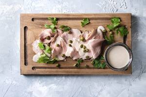 La lógica es simple: definir cuántos comen, elegir los platos o picada, y hacer el pedido
