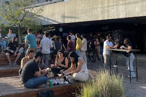 La lógica no es la de una sala cerrada con ticket de ingreso, sino la de una plaza activada con propuestas y circulación constante