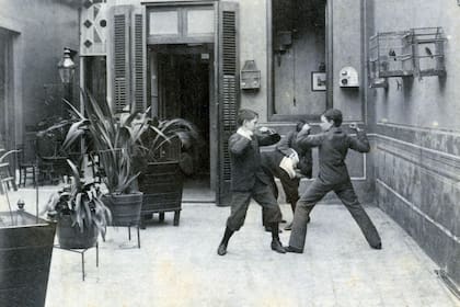La lucha como juego, una actividad preferida por los varones de todos los tiempos.