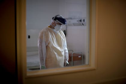 Juan José Comas visita a un paciente infectado con Covid-19 en el Hospital Ezeiza