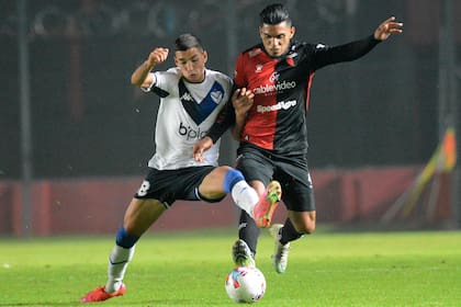 La lucha por la pelota; en Santa Fe, Vélez consiguió tres puntos tonificantes