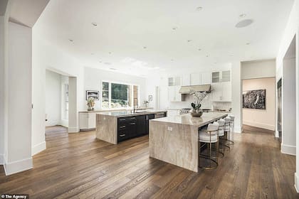 La lujosa cocina tiene dos islas centrales, de estilo minimalista y se conecta con los otros ambientes de la mansión