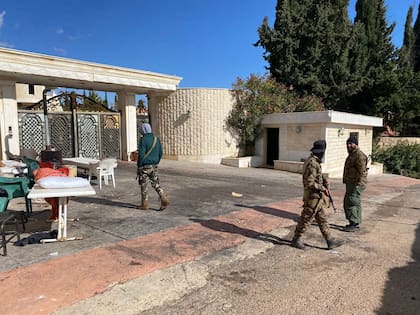 La lujosa mansión en Al-Dimass, ahora vacía, muestra su fachada ostentosa con un gran jardín, una cascada artificial y una entrada rodeada de pastillas de captagón tiradas en el suelo