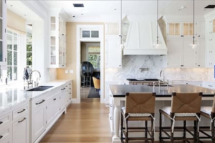 La luminosa cocina de la casa de LeBron James. Crédito: Backgrid