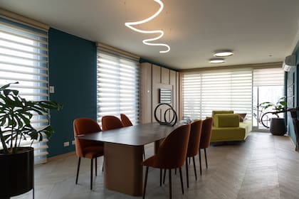 La luminosidad pareja del proyecto de las arquitectas Julia Saramaga y Alejandra Roteta, con cortinas Pirouette, tamiza perfectamente la luz en un ventanal de gran tamaño.